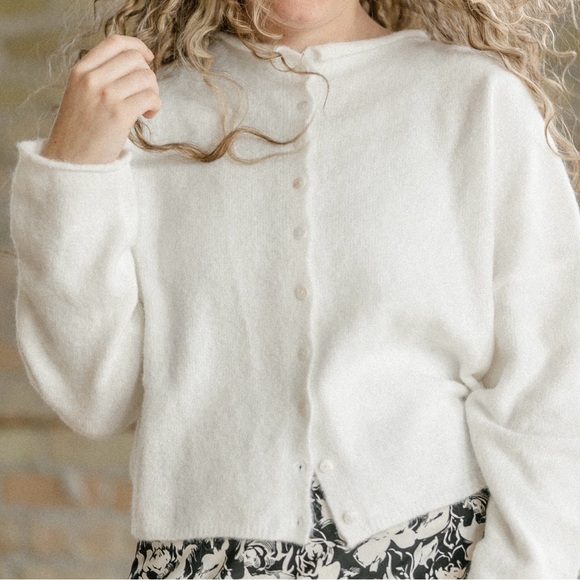 Solaí The Label Sweaters - Solai The Label Free Falling Button Cardigan in Cream / White, Size Medium